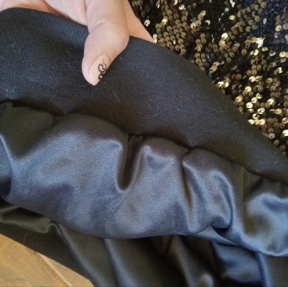 Forever 21 black sequined crew cut sweatshirt.  Size SM - Picture 2 of 3